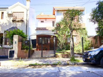 Casa en venta apta crédito. 5 amb con jardín y jardín de invierno en Olivos