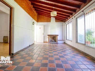 Casa en venta apta crédito. 5 amb con jardín y jardín de invierno en Olivos