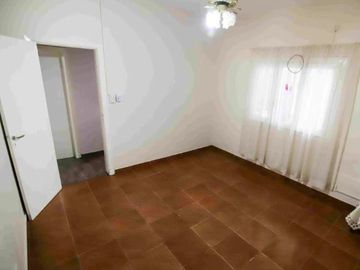 Departamento tipo ph de dos ambientes  con patio y terraza a la venta en Wilde