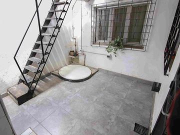 Departamento tipo ph de dos ambientes  con patio y terraza a la venta en Wilde