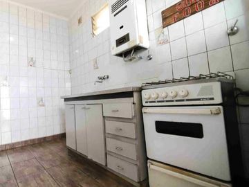 Departamento tipo ph de dos ambientes  con patio y terraza a la venta en Wilde