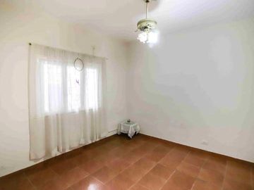 Departamento tipo ph de dos ambientes  con patio y terraza a la venta en Wilde