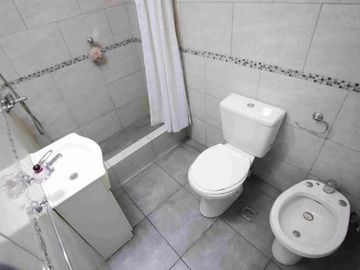 Departamento tipo ph de dos ambientes  con patio y terraza a la venta en Wilde