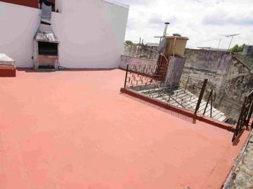 Departamento tipo ph de dos ambientes  con patio y terraza a la venta en Wilde
