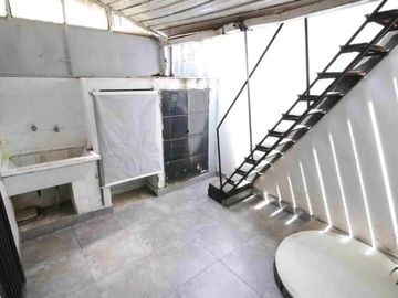 Departamento tipo ph de dos ambientes  con patio y terraza a la venta en Wilde