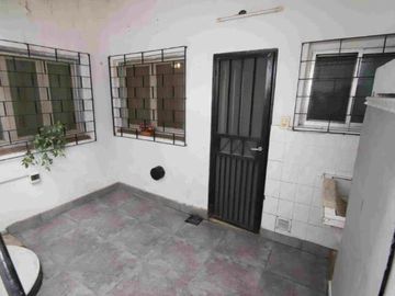 Departamento tipo ph de dos ambientes  con patio y terraza a la venta en Wilde