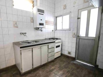 Departamento tipo ph de dos ambientes  con patio y terraza a la venta en Wilde