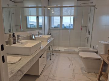 Moderna casa al Lago en Venta en Los Castaños - Nordelta