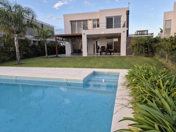 Moderna casa al Lago en Venta en Los Castaños - Nordelta