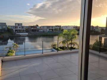 Moderna casa al Lago en Venta en Los Castaños - Nordelta