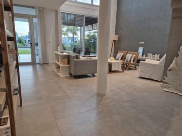 Moderna casa al Lago en Venta en Los Castaños - Nordelta