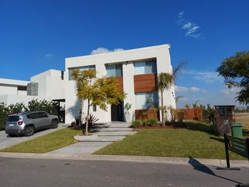 Moderna casa al Lago en Venta en Los Castaños - Nordelta