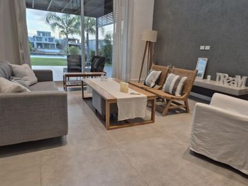 Moderna casa al Lago en Venta en Los Castaños - Nordelta