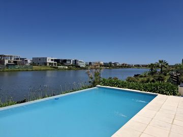 Moderna casa al Lago en Venta en Los Castaños - Nordelta
