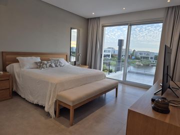 Moderna casa al Lago en Venta en Los Castaños - Nordelta