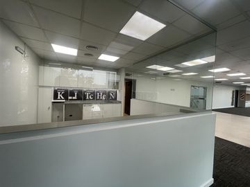 Oficina en alquiler a metros de Unicenter