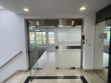 Oficina en alquiler a metros de Unicenter