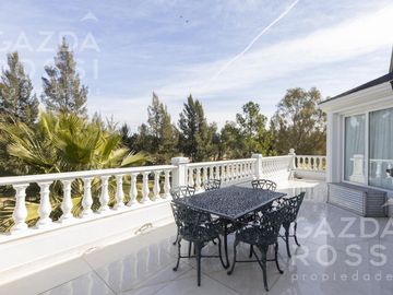 Magnifica propiedad en doble lote Saint Thomas Este-Oeste
