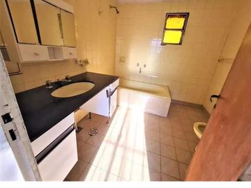 ¡Casa de cuatro ambientes en Planta alta + Local comercial y vivienda c/ Garage en Venta!