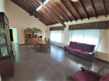 ¡Casa de cuatro ambientes en Planta alta + Local comercial y vivienda c/ Garage en Venta!