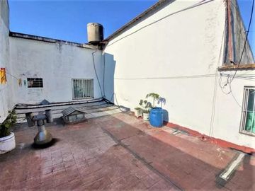 ¡Casa de cuatro ambientes en Planta alta + Local comercial y vivienda c/ Garage en Venta!