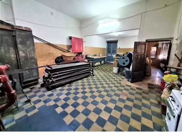 ¡Casa de cuatro ambientes en Planta alta + Local comercial y vivienda c/ Garage en Venta!