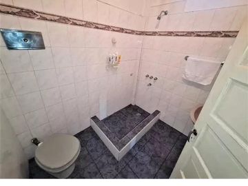 ¡Casa de cuatro ambientes en Planta alta + Local comercial y vivienda c/ Garage en Venta!