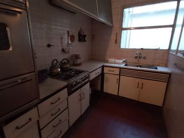 RECOLETA piso 3 ambientes con dependencia, piso alto, 205 m2-  A RECICLAR