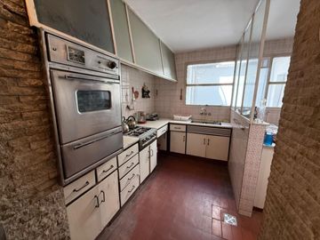 RECOLETA piso 3 ambientes con dependencia, piso alto, 205 m2-  A RECICLAR