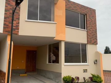 Venta de casa con piscina,142m2 construcción sector Alangasi