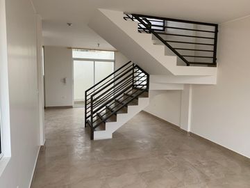 Venta de casa con piscina,142m2 construcción sector Alangasi
