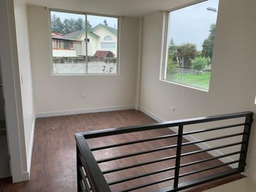 Venta de casa con piscina,142m2 construcción sector Alangasi