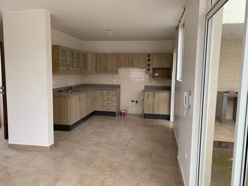 Venta de casa con piscina,142m2 construcción sector Alangasi
