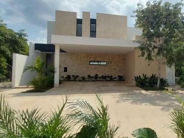 Casa en venta en el Norte de Mérida con piscina
