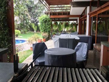 CASA EN ESQUINA LOS GRANADOS SURCO POR JOCKEY PLAZA