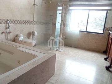 SE VENDE O RENTA CASA INDEPENDIENTE CON PISCINA VALLE DE LOS CHILLOS