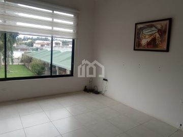 SE VENDE O RENTA CASA INDEPENDIENTE CON PISCINA VALLE DE LOS CHILLOS