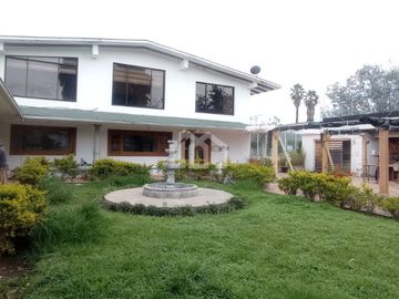 SE VENDE O RENTA CASA INDEPENDIENTE CON PISCINA VALLE DE LOS CHILLOS