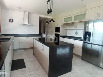 SE VENDE O RENTA CASA INDEPENDIENTE CON PISCINA VALLE DE LOS CHILLOS