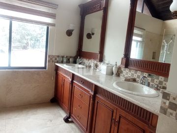 SE VENDE O RENTA CASA INDEPENDIENTE CON PISCINA VALLE DE LOS CHILLOS