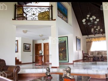 SE VENDE O RENTA CASA INDEPENDIENTE CON PISCINA VALLE DE LOS CHILLOS