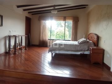 SE VENDE O RENTA CASA INDEPENDIENTE CON PISCINA VALLE DE LOS CHILLOS