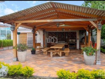 SE VENDE O RENTA CASA INDEPENDIENTE CON PISCINA VALLE DE LOS CHILLOS