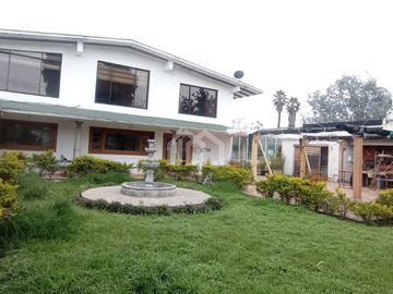 SE VENDE O RENTA CASA INDEPENDIENTE CON PISCINA VALLE DE LOS CHILLOS
