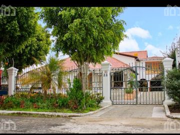 SE VENDE O RENTA CASA INDEPENDIENTE CON PISCINA VALLE DE LOS CHILLOS