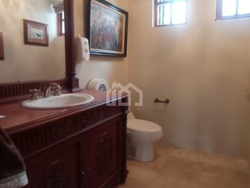 SE VENDE O RENTA CASA INDEPENDIENTE CON PISCINA VALLE DE LOS CHILLOS