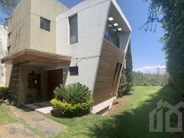 CASA ESPECTACULAR EN VENTA SECTOR NAYÓN