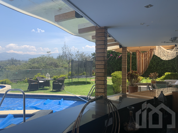 CASA ESPECTACULAR EN VENTA SECTOR NAYÓN