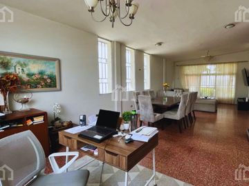 VENTA CASA CON TERRENO AMPLIO ZONA RESIDENCIAL MANTA