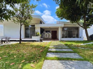 VENTA CASA CON TERRENO AMPLIO ZONA RESIDENCIAL MANTA